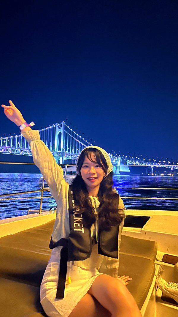 야경 앞 크루즈 갑판에서 손을 든 손님