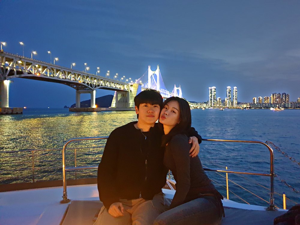 광안대교 야경 앞 크루즈 갑판의 커플